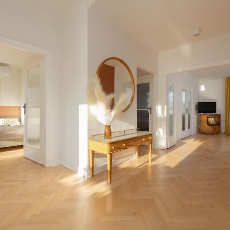 Apartment For 6 People Near Royal Baths Park By Renters Prestige Varsó Kültér fotó