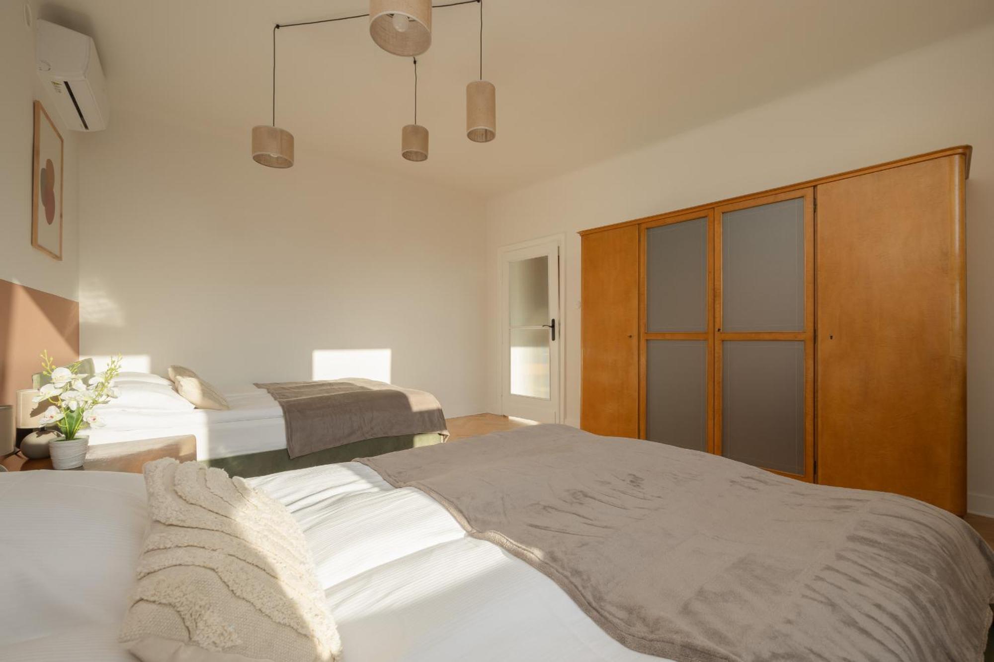 Apartment For 6 People Near Royal Baths Park By Renters Prestige Varsó Kültér fotó