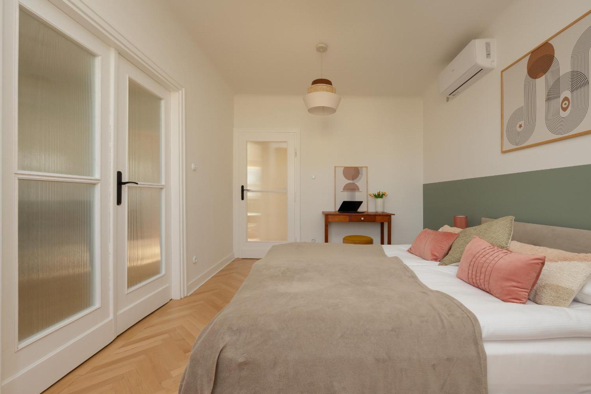 Apartment For 6 People Near Royal Baths Park By Renters Prestige Varsó Kültér fotó