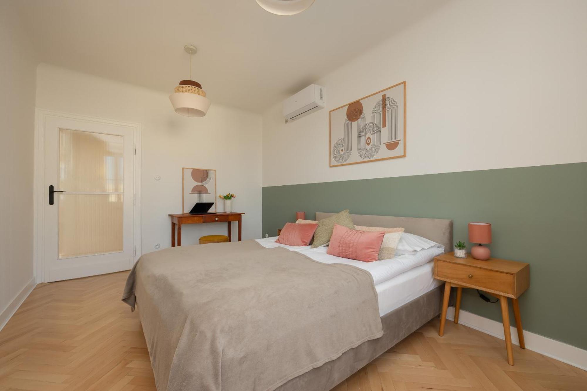 Apartment For 6 People Near Royal Baths Park By Renters Prestige Varsó Kültér fotó